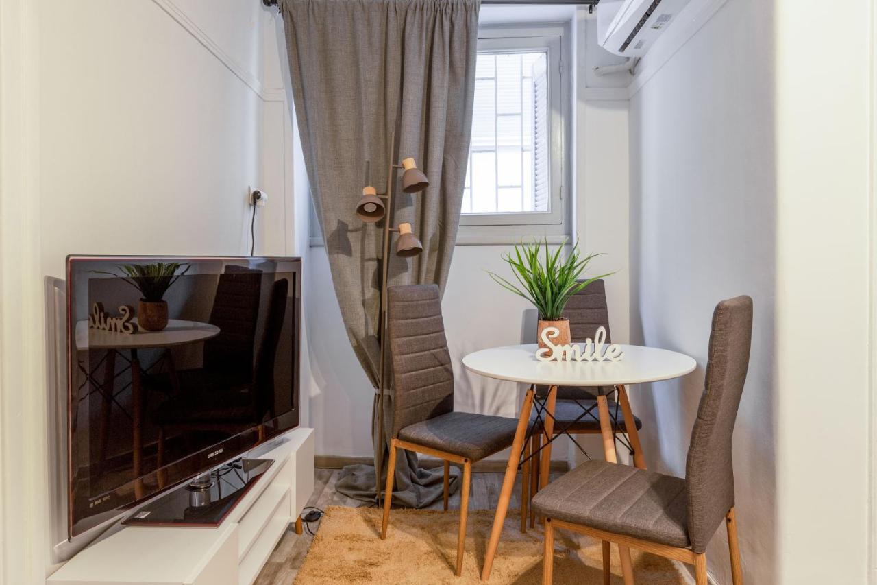 Central Apartment In The Heart Of Historic Center Athena Bagian luar foto